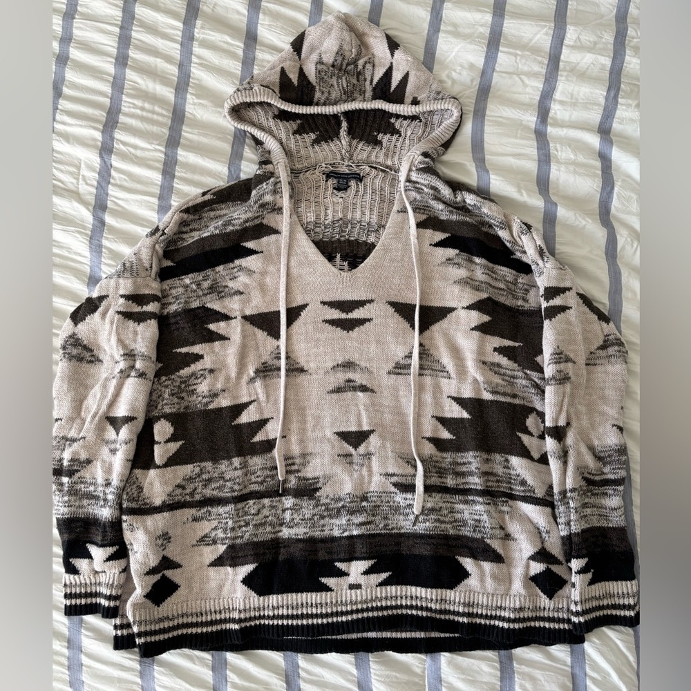 American Eagle Outfitters V-Neck Sweater - Black and Cream